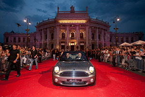 Umjubeltes Debüt des Life Ball MINI von Kenneth Cole auf dem Red Carpet vor dem Wiener Rathaus