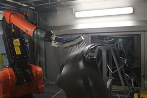 BMW Werk Landshut, ressourcenschonende Reinigung von Kunststoffkomponenten mit dem Snowcleaning-Verfahren width=