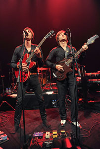 Mando Diao rocken den Pavillon 21 MINI Opera Space in M�nchen - Gustaf Noren und Bj�rn Dixgard