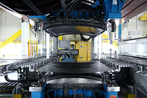 BMW Werk Landshut: Preformen des Carbon Dachs BMW M3