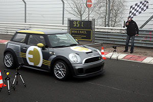 MINI E Race bei der Zieldurchfahr