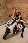 Agyness Deyn mit dem MINI Scooter E Concept