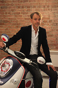 Adrian van Hoodyon mit dem MINI Scooter E Concept