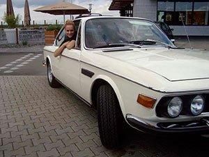 Mirjam Weichselbraun im BMW 3.0 CSi auf der Europatour 