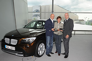 (v.r.) Karsten Engel, Leiter Vertrieb Deutschland der BMW Group, bergibt den BMW Wintersportbotschaftern Rosi Mittermaier und Christian Neureuther einen BMW X1 und einen BMW X5