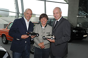 Karsten Engel, Leiter Vertrieb Deutschland der BMW Group, bergibt den BMW Wintersportbotschaftern Rosi Mittermaier und Christian Neureuther einen BMW X1 und einen BMW X5