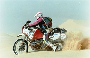 Jutta Kleinschmidt auf BMW Motorrad GS in der Wüste