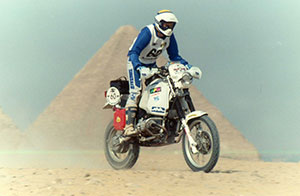 Jutta Kleinschmidt auf BMW Motorrad GS in der Wüste