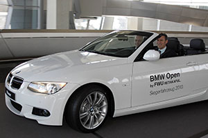 Patrik Khnen (Turnierdirektor BMW Open) am Steuer des Fahrzeuges fr den BMW Open Gewinner, BMW 325i; daneben Karsten Engel, Leiter Vertrieb Deutschland der BMW Group