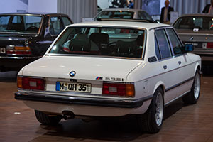 BMW M 535i (Modell E12) auf dem BMW-Messestand, Techno Classica 2010