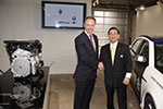 Ian Robertson, BMW Vorstandsmitglied und William Santana Li, Chairman und Chief Executive Officer der Carbon Motors Corporation