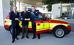 Von links: Christoph von Tschirschnitz, Dr. Wilfried Blume-Beyerle und Oberbranddirektor Wolfgang Schuble bei der bergabe der acht Notarzteinsatzfahrzeuge an die Mnchner Feuerwehr am 9.11.2010