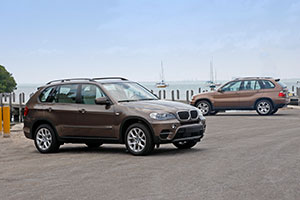 Der BMW X5, die erste Generation (E53) hinten mit der aktuellen Generation (E70) vorne
