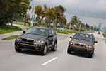 BMW X5 der j�ngsten Generation (Modell E70) links, neben der ersten Generation (E53)