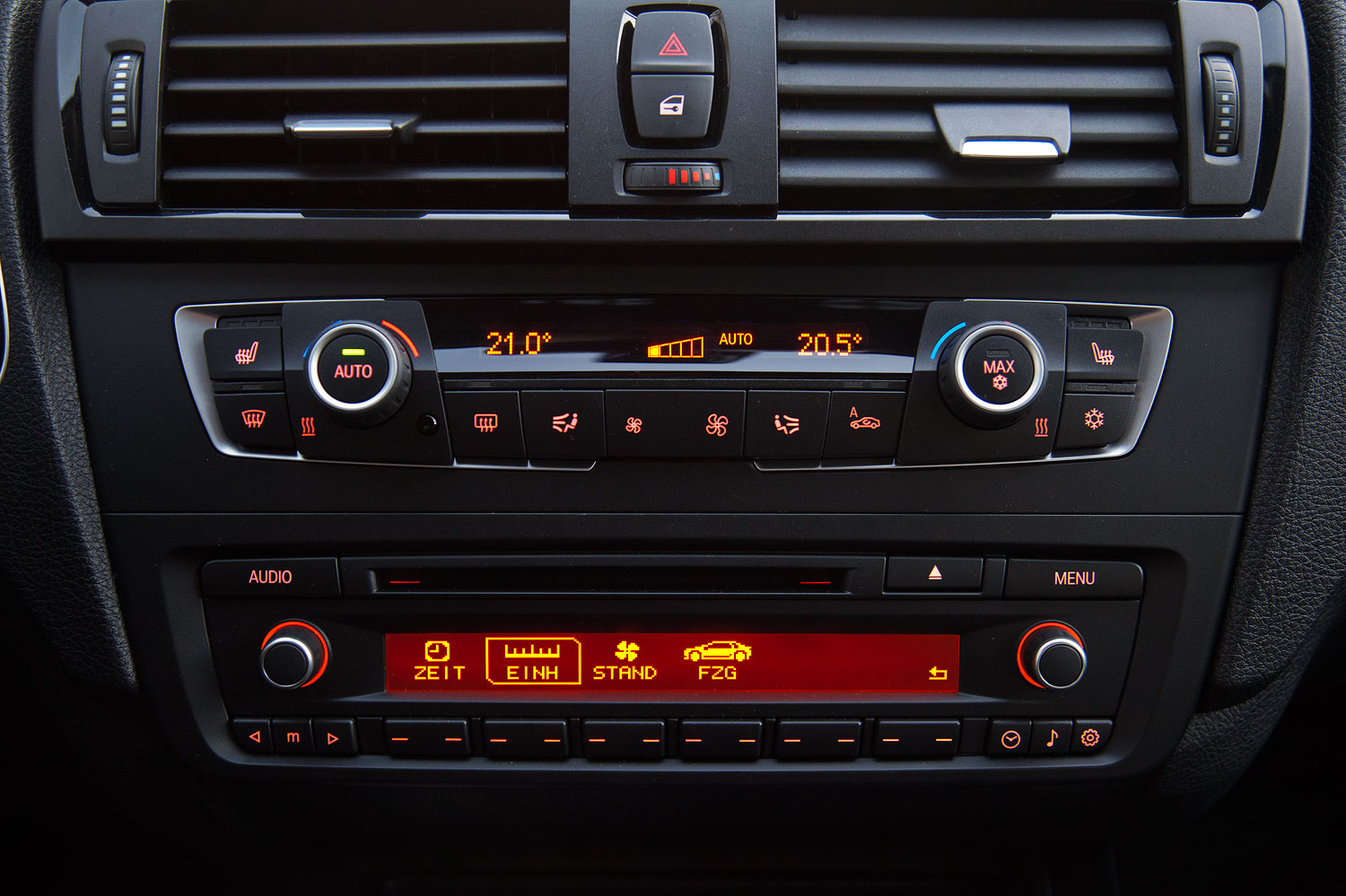 Foto: BMW 116i Mittelkonsole mit CD-Radio und Bordcomputer (vergrößert)