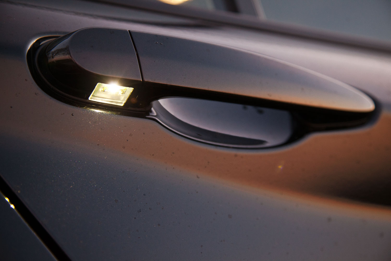 Foto: BMW 116i (F20) mit Vorfeldbeleuchtung im Türgriff (vergrößert)