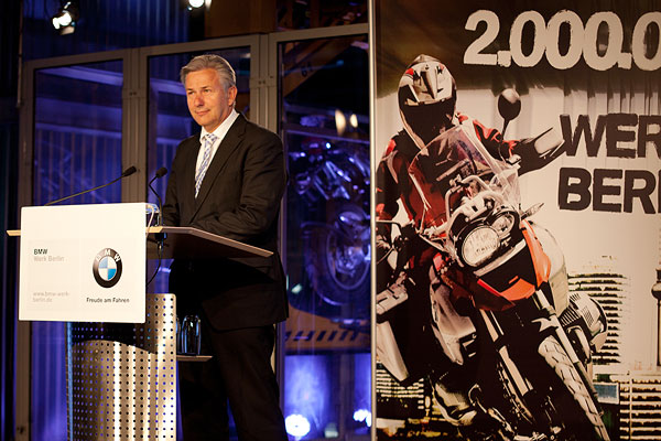BMW Werk Berlin produziert zweimillionstes Motorrad: Berlins Oberb&uuml;rgermeister Klaus Wowereit