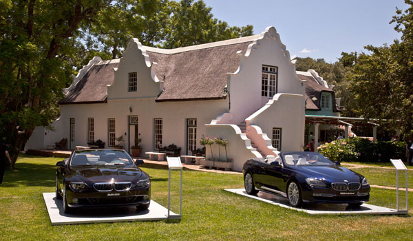 Zwei BMW 650i Cabrio Individual Generationen nebeneinander im Palmiet Valley Estate, Süd-Afrika.