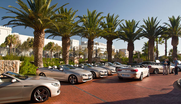 Parkende BMW 6er Cabrios direkt vor dem Hotel The One And Only in Kapstadt.