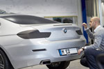 Nader Faghizadeh (Exterieur Designer BMW 6er Coupè) tapet am folierten Claymodell des BMW 6er Coupé.Nader Faghizadeh (Exterieur Designer BMW 6er Coupè) tapet am folierten Claymodell des BMW 6er Coupe.