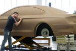 Ein Modelleur am Claymodell des BMW 6er Coupe.