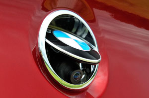 BMW 640i Coupé, Rückfahrkamera hinter dem BMW Logo auf der Kofferaumklappe