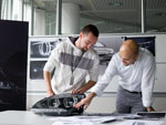 Sebastian Morgenstern (Detail Designer) und Nader Faghihzadeh (Exterieur Designer des BMW 6er Gran Coupé) besprechen Details des LED-Scheinwerfers