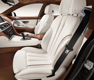 Das neue BMW 6er Gran Coupé, Interieur: Leichtbausitz, BMW Individual Volllederausstattung Opalweiß mit Amarobraun