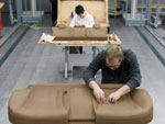 Arbeit an der Sitzfläche und der Rücklehne des BMW 6er Gran Coupé: Andreas Schinner, vorne und Petra Aigner, beide Formfindung