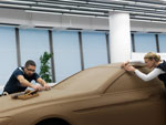 Flächen und Details am Tonmodell des BMW 6er Gran Coupé nehmen Gestalt an: Syrus Haghayegh, Formfindung und Ulrike Müller, Formfindung