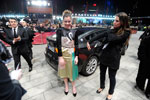 Berlinale 2011: Hailee Steinfeld vor BMW 5er GT (F07).