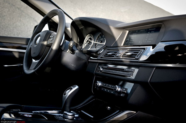 BMW 530d Touring (Model, Innenraum mit iDrive Controller vorne, großem Bord-Bildschirm und Cockpit mit Tacho in Black Panel Technologiel F11)