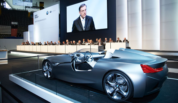 Dr. Norbert Reithofer, Vorsitzender des Vorstandes der BMW AG, im Vordergrund die 'BMW Vision Connected Drive'