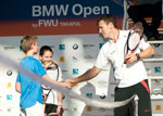 Patrik K�hnen, Turnierdirektor BMW Open und Davis-Cup-Teamchef, mit Gewinnspielteilnehmern.