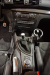 BMW 1er (E87) mit BMW Performance Schaltknauf und Schaltbalg Alcantara und Handbremsgriff