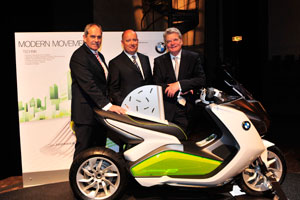 Hermann Bohrer, Leiter BMW Werk Berlin, und Hendrik von Kuenheim, Leiter BMW Motorrad, mit Dr. Joachim Gauck