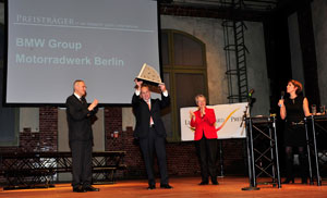Hermann Bohrer, Leiter BMW Werk Berlin, freut sich ber den Preis und dankt im Anschluss der ganzen Mannschaft.Hermann Bohrer, Leiter BMW Werk Berlin, freut sich ber den Preis und dankt im Anschluss der ganzen Mannschaft.