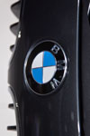 BMW 1er mit feststehender Front vor der Motorhaube, mit BMW-Logo