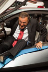 BMW Chef Norbert Reithofer steigt aus dem engen BMW i8 