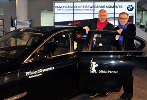 Berlinale 2011 - Übergabe BMW ActiveHybrid 7. (von links) Hans-Reiner Schröder und Dieter KosslickBerlinale 2011 - Übergabe BMW ActiveHybrid 7. (von links) Hans-Reiner Schröder und Dieter Kosslick