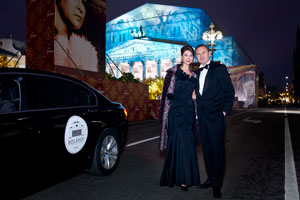 BMW bei der Wiedereröffnung des Bolshoi Theaters: Peter Kronschnabl, Präsident BMW Group Russland und Begleiterin