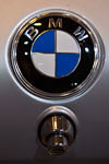 BMW 728i (E23), BMW-Emblem und Schloss auf der Kofferraumklappe