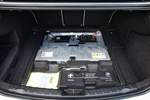 BMW ActiveHybrid 3, Lithium-Ionen-Batterie im Kofferraum