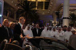 Adrian van Hooydonk, Leiter BMW Group Design, präsentiert den Gästen der Eröffnungsfeier des Showrooms in Abu Dhabi den MINI Roadster