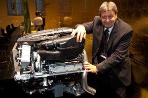 Dr. Schwarz, BMW Motoren Entwicklungschef, erklärte anhand eines Schnittmodelles den neuen BMW V8 Motor, der u. a. im neuen 750i/Li zum Einsatz kommt.
