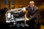Dr. Schwarz, BMW Motoren Entwicklungschef, erklärte anhand eines Schnittmodelles den neuen BMW V8 Motor, der u. a. im neuen 750i/Li zum Einsatz kommt.