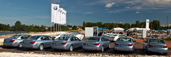 BMW 7er Testfahrzeuge im Yachthafen von St. Petersburg, vorne sechs Active Hybrid 7.