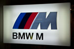 BMW M Schild im Verkaufsraum des BMW M Händlers in St. Petersburg