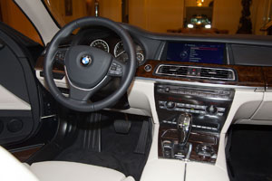 BMW 760Li High Security (F03 LCI), Cockpit mit zusätzlicher Bedienleiste unten auf der Mittelkonsole