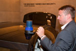 Harald Scheffler von BMW demonsatriert das Blaulicht am BMW 760Li High Security (F03 LCI)